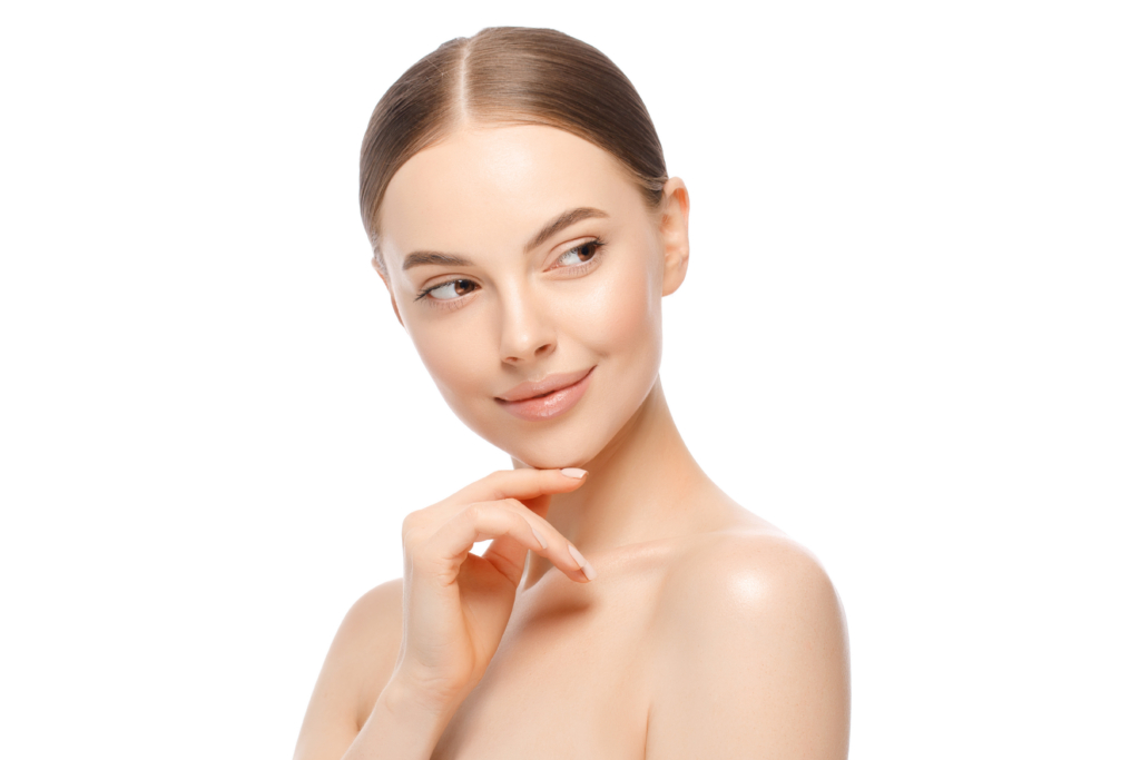 Schöne Frau mit der Hand neben dem Gesicht, den Blick abgewandt, isoliert auf weißem Hintergrund. Hautpflegebehandlung oder Kosmetikwerbung. Schönes weibliches Model mit perfekter, frischer und reiner Haut.