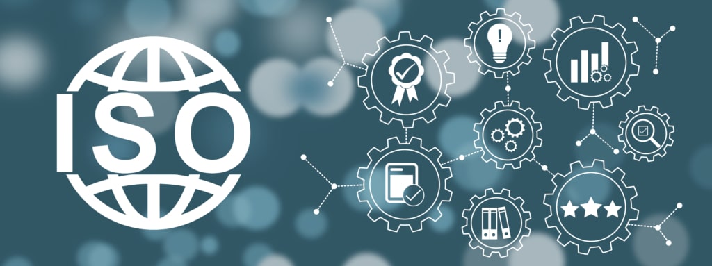 ISO-Zertifizierungsstandard für Qualitätskontrolle. Konzept eines Getriebemechanismus und eines Zahnrads. ISO-Arbeitskonzept vor dunklem Hintergrund.
