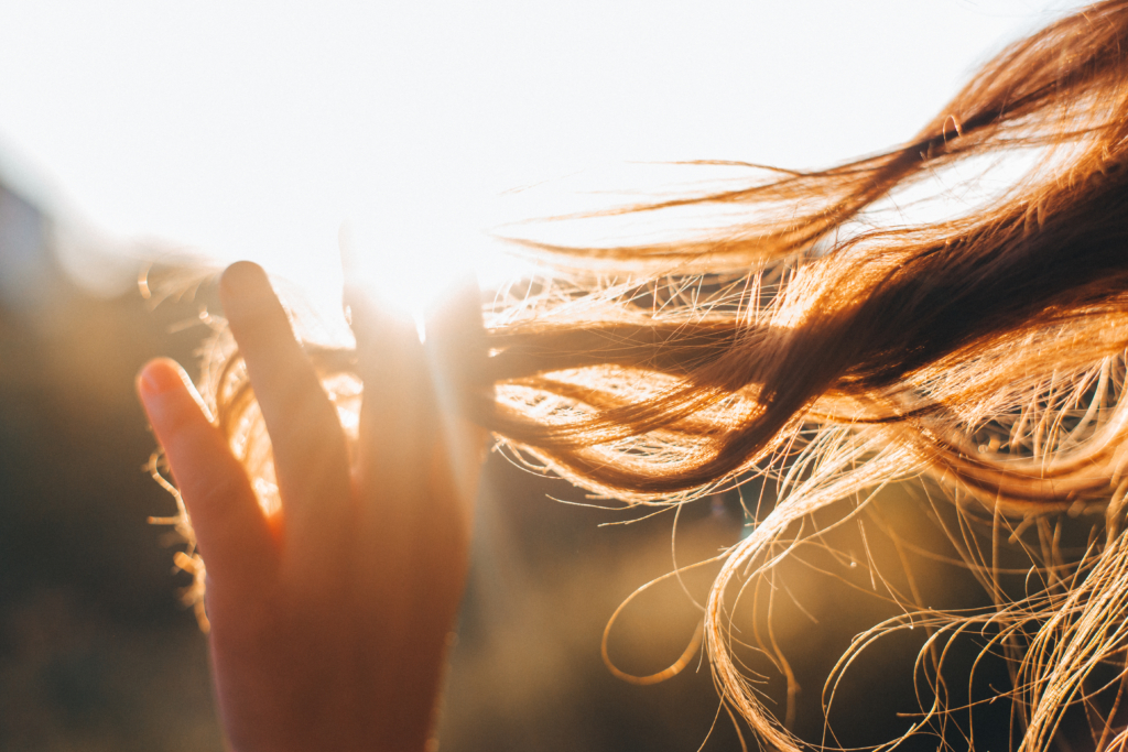 Eine Frau berührt die Haarsträhne. Selektiver Fokus
