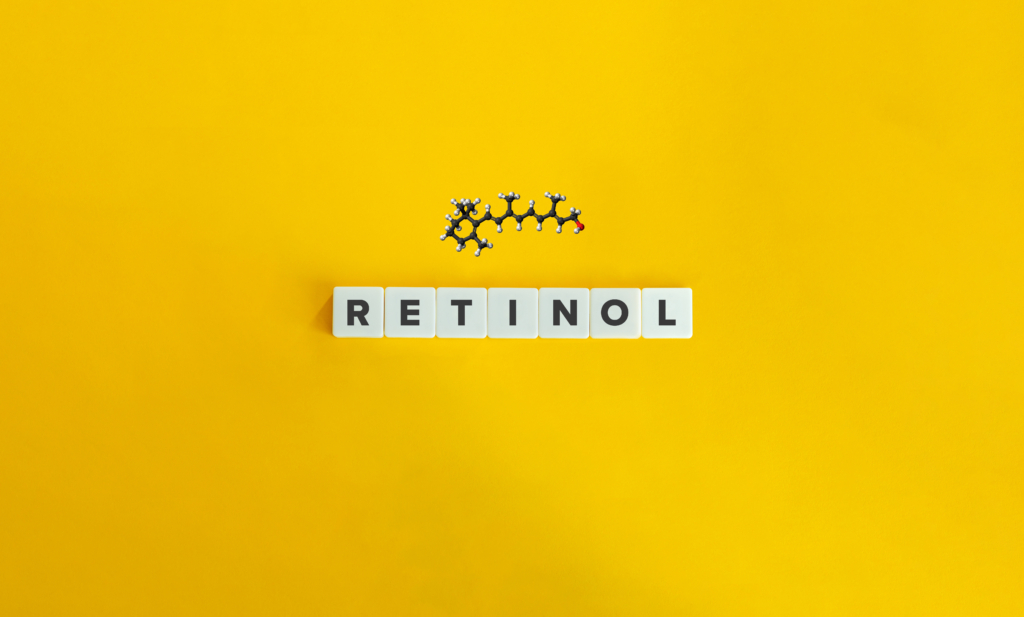 Retinol – Begriff und Molekül, Kugel-Stab-Modell. Dermatologie, Hautpflege, Anti-Aging, Hautstraffung.
